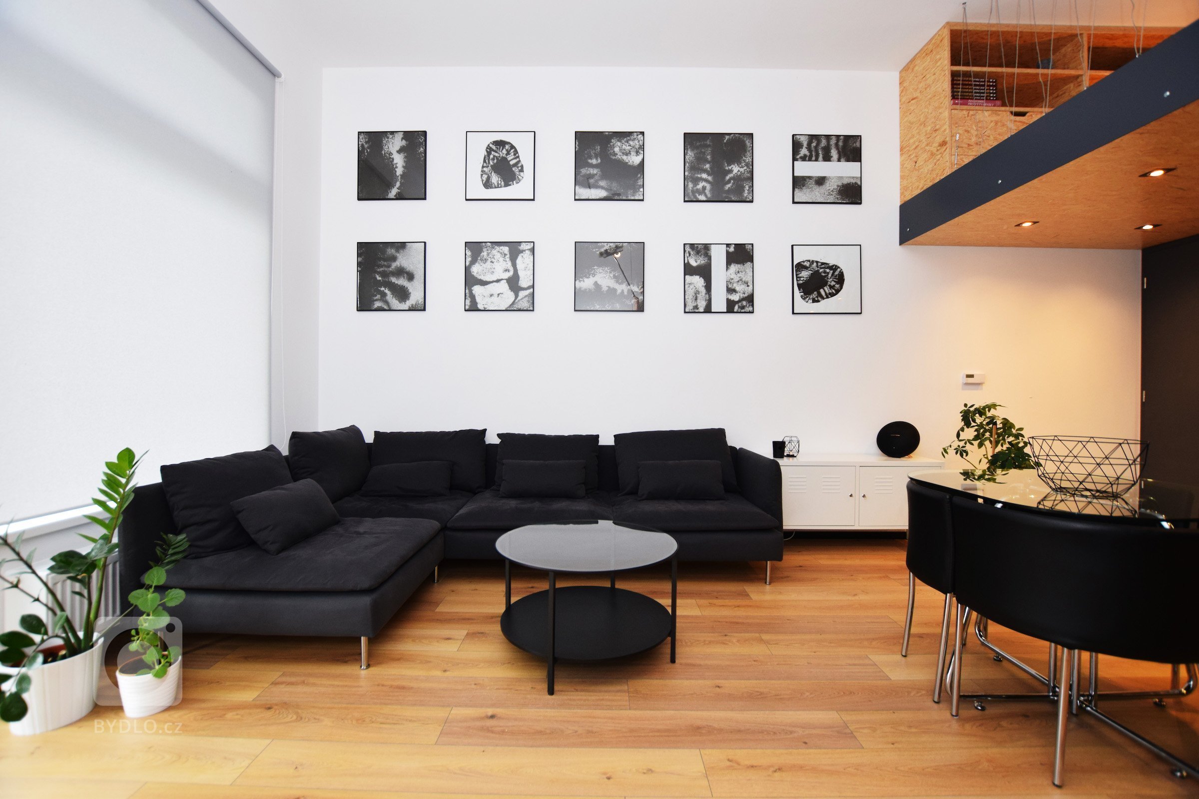 Realizace hlavního obývacího prostoru, kde nám výšku stropu 3,5m umožnila vložení spacího patra. Atypické prostory prostě miluju a oceňuju odhodlání majitelky…