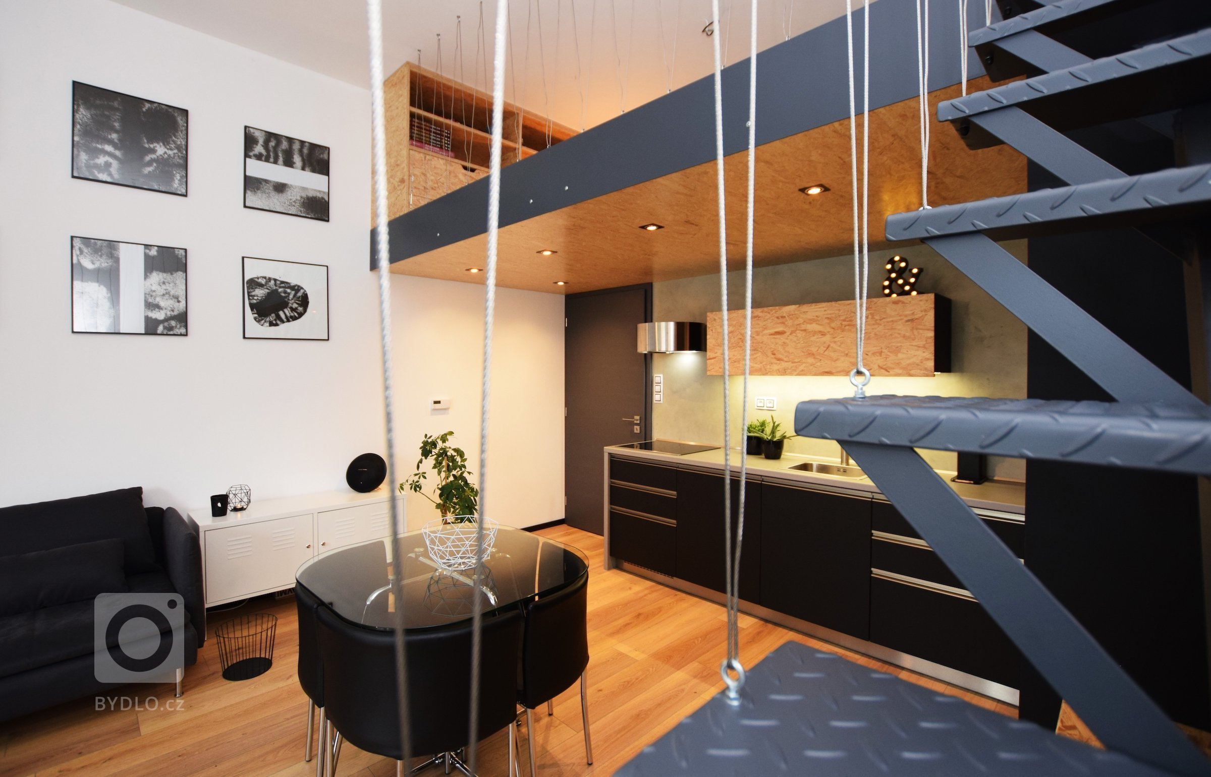 Realizace hlavního obývacího prostoru, kde nám výšku stropu 3,5m umožnila vložení spacího patra. Atypické prostory prostě miluju a oceňuju odhodlání majitelky…