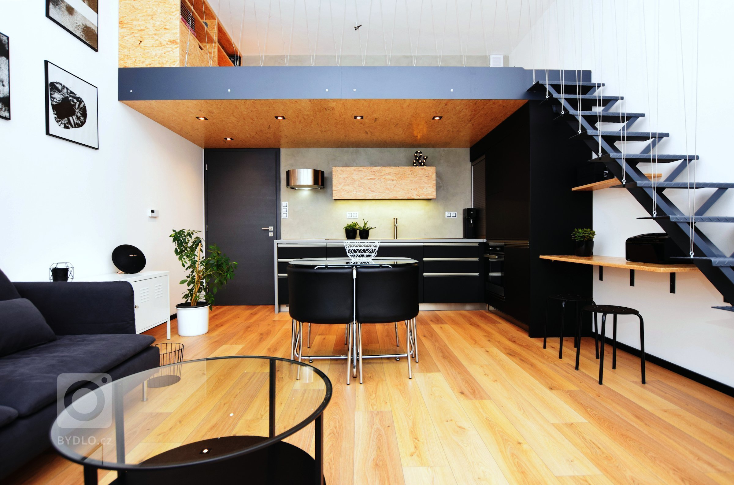 Realizace hlavního obývacího prostoru, kde nám výšku stropu 3,5m umožnila vložení spacího patra. Atypické prostory prostě miluju a oceňuju odhodlání majitelky…