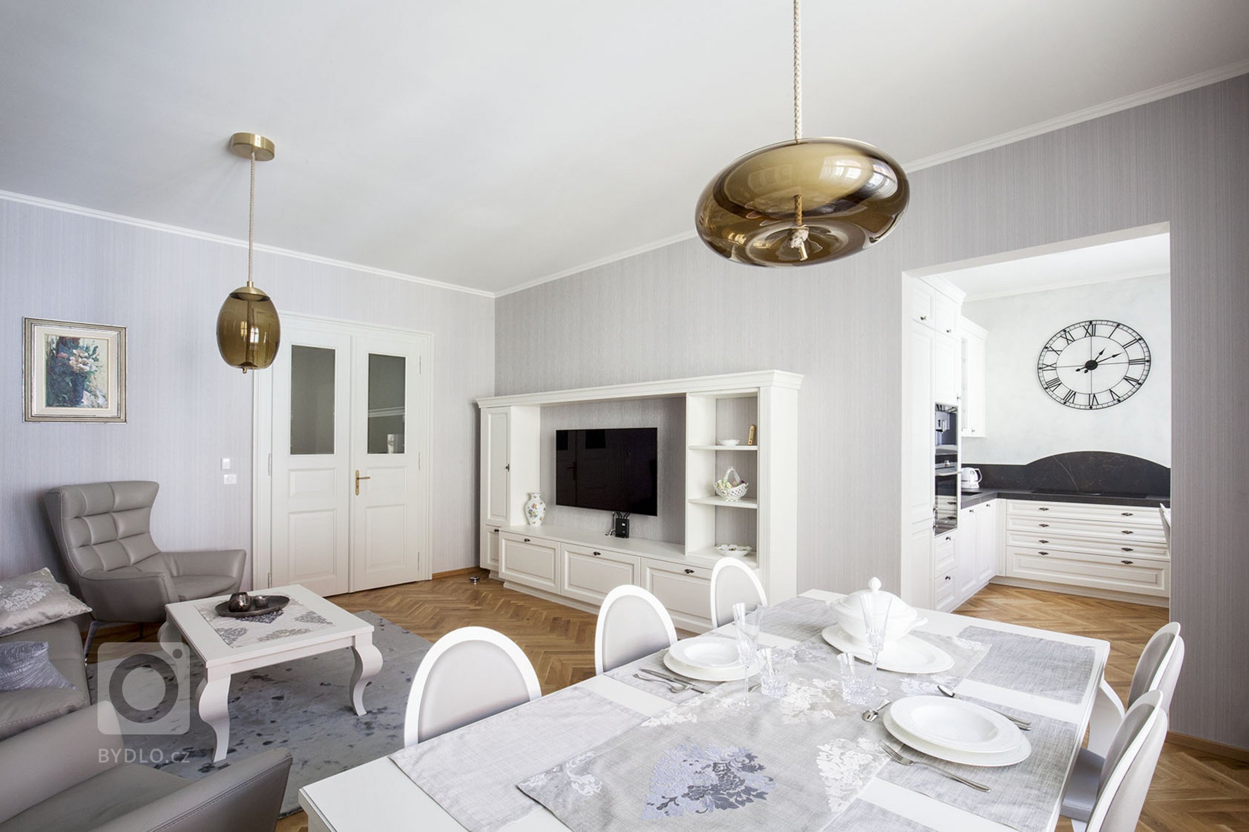 Zdařilá rekonstukce bytu z třicátech let. Nábytek Hanák v materiálu: lak bílá patina, vkusně doplňují svetla Brokis a vhodně vybrané tapety a závěsy.
