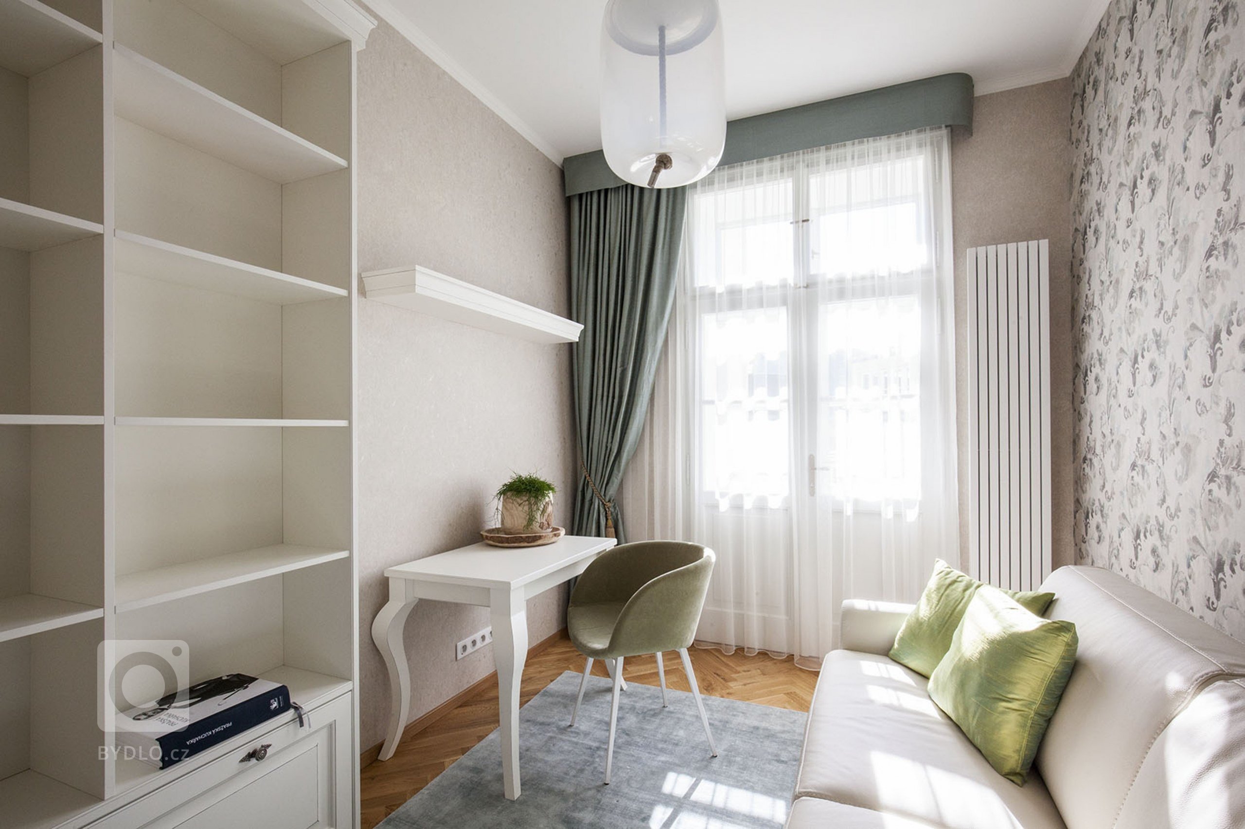 Zdařilá rekonstukce bytu z třicátech let. Nábytek Hanák v materiálu: lak bílá patina, vkusně doplňují svetla Brokis a vhodně vybrané tapety a závěsy.
