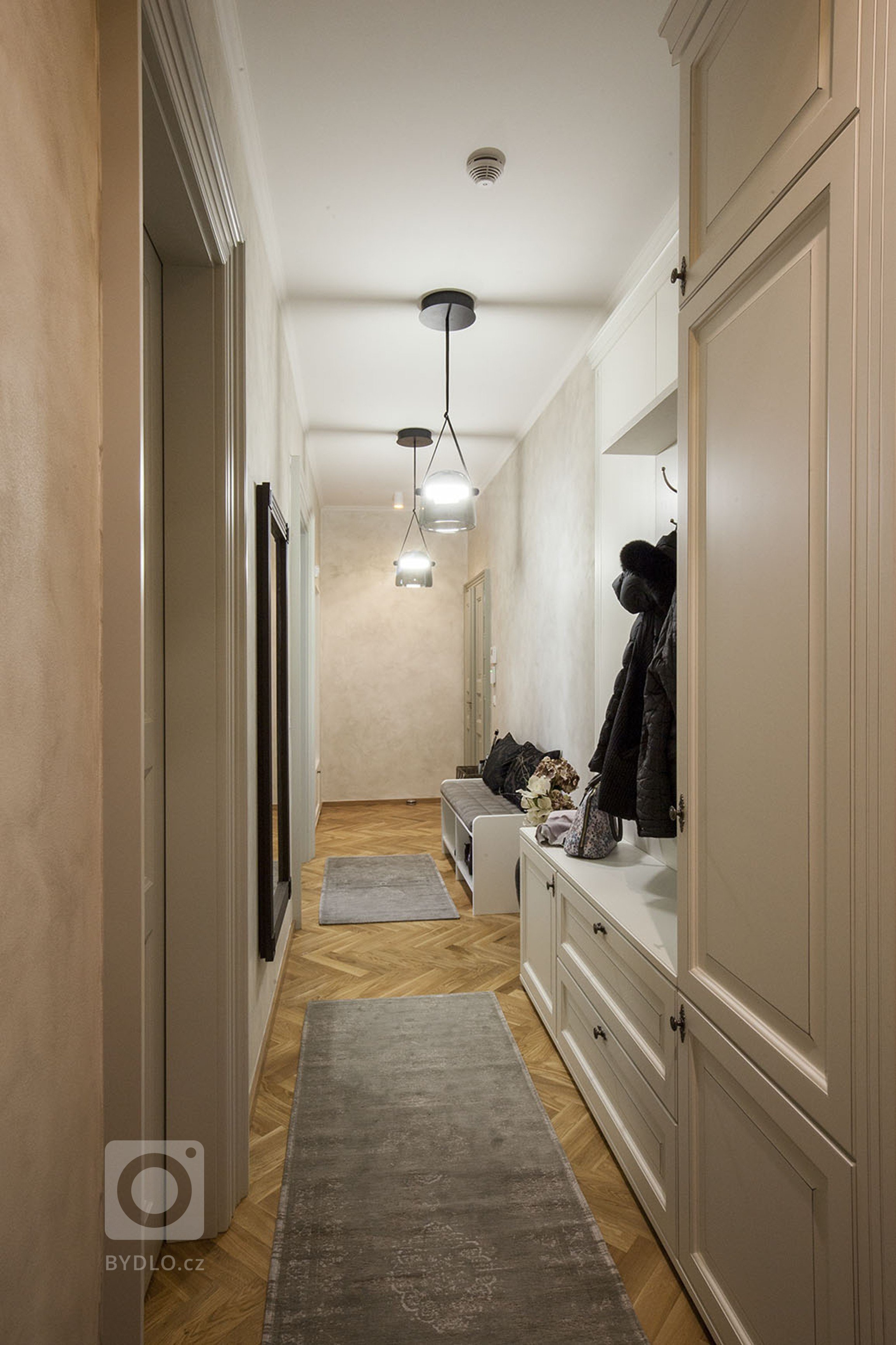 Zdařilá rekonstukce bytu z třicátech let. Nábytek Hanák v materiálu: lak bílá patina, vkusně doplňují svetla Brokis a vhodně vybrané tapety a závěsy.
