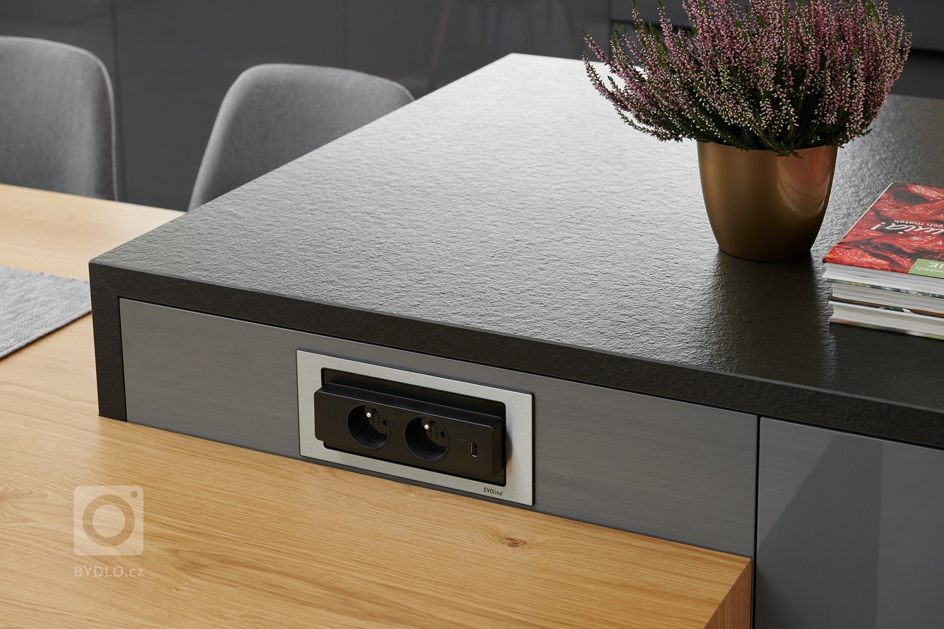 Luxusní dům s prosklením, díky kterému je zajištěno přirozené denní světlo v interiéru. To dává ještě více vyniknout našemu nábytku, který byl navržen v…