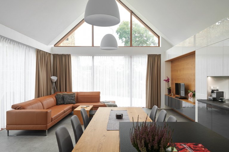 Luxusní dům s prosklením, díky kterému je zajištěno přirozené denní světlo v interiéru. To dává ještě více vyniknout našemu nábytku, který byl navržen v…