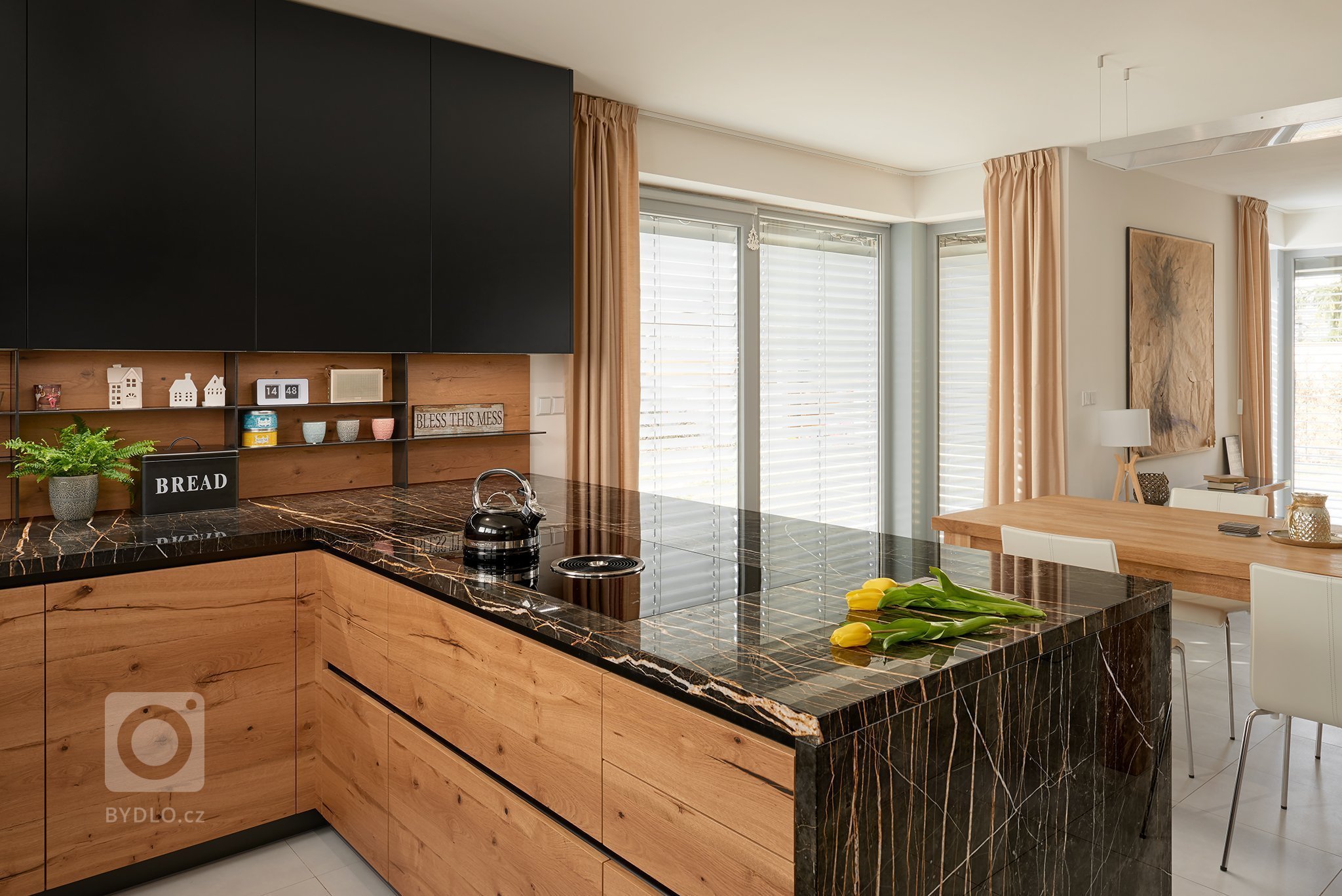 Matematická jednoduchost doplněná o hravost a nespočet detailů, tak by se dala charakterizovat táhle velmi povedená realizace.
Jednoduché linie kuchyňské…