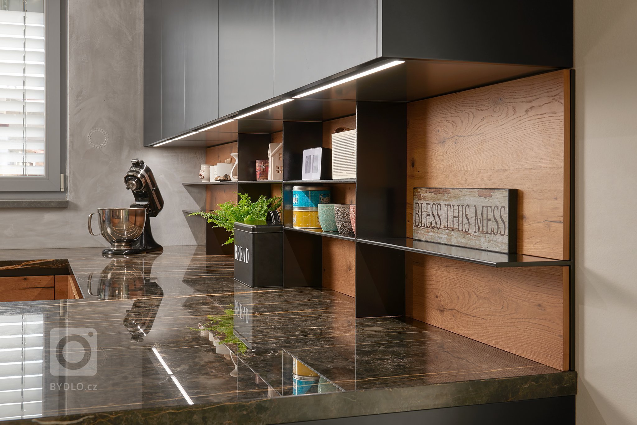 Matematická jednoduchost doplněná o hravost a nespočet detailů, tak by se dala charakterizovat táhle velmi povedená realizace.
Jednoduché linie kuchyňské…