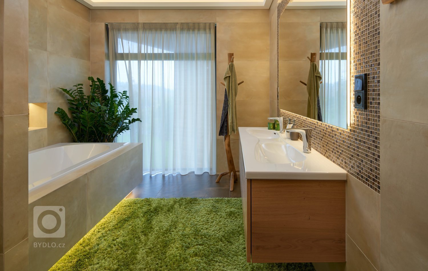 Krásný dům situovaný v nerušené přírodě.&nbsp;V hlavní roli této&nbsp;realizace je zvolený materiál. A to&nbsp;dýha dub rustikální přírodní s jemnou strukturou…