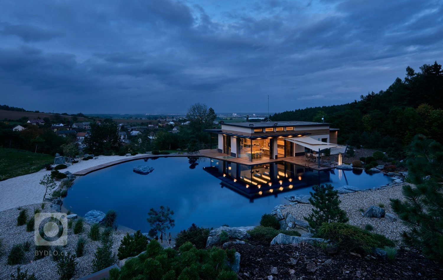 Krásný dům situovaný v nerušené přírodě.&nbsp;V hlavní roli této&nbsp;realizace je zvolený materiál. A to&nbsp;dýha dub rustikální přírodní s jemnou strukturou…