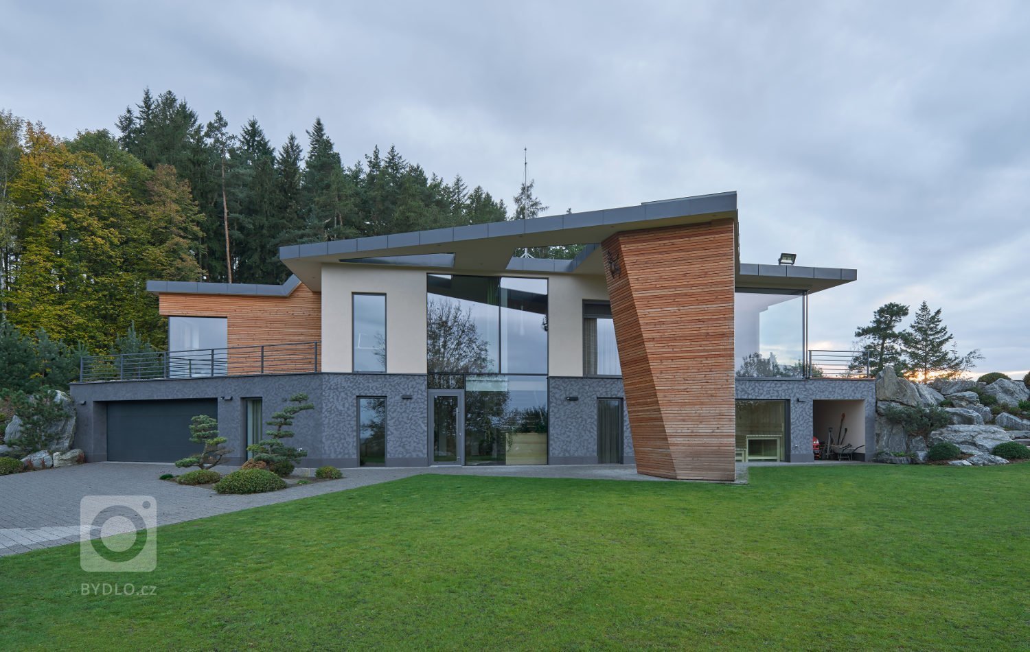 Krásný dům situovaný v nerušené přírodě.&nbsp;V hlavní roli této&nbsp;realizace je zvolený materiál. A to&nbsp;dýha dub rustikální přírodní s jemnou strukturou…