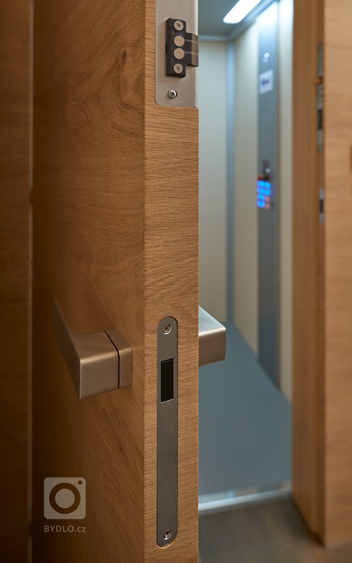 Krásný dům situovaný v nerušené přírodě.&nbsp;V hlavní roli této&nbsp;realizace je zvolený materiál. A to&nbsp;dýha dub rustikální přírodní s jemnou strukturou…