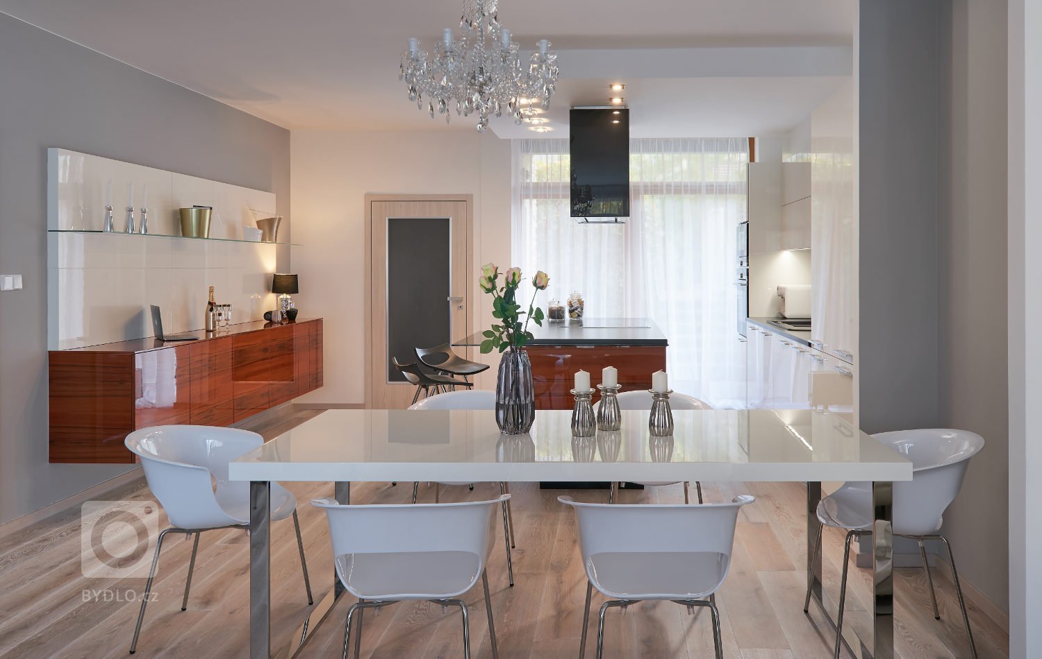 Kuchyni LINE vyniká především zvoleným materiálem. Kromě krásného lesklého bílého laku je to&nbsp;ušlechtilá dýha Tineo, která se prolíná v otevřeném prostoru.…