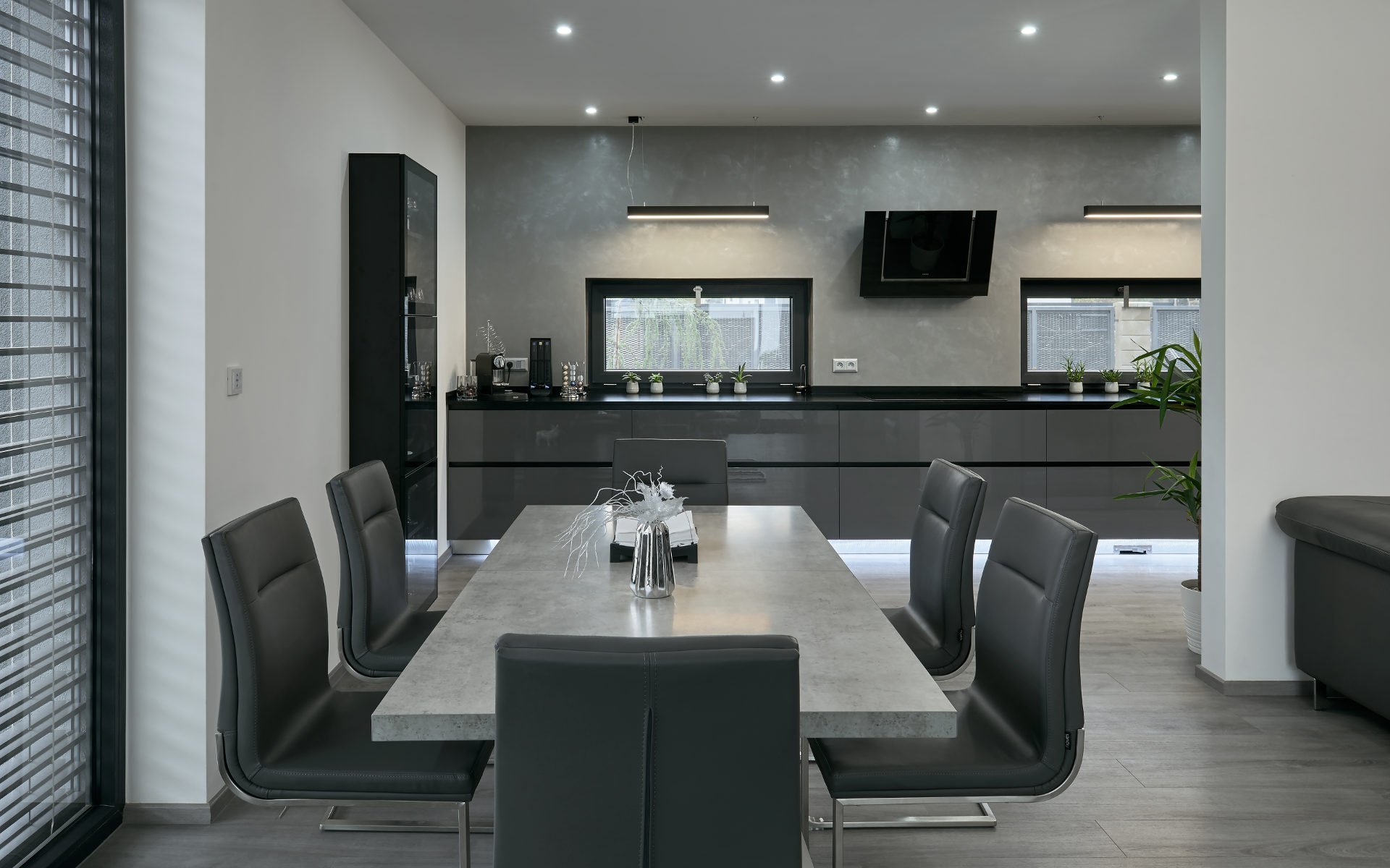 Osobitý interiér, kterému vládnou barvy šedi. Šedé odstíny zde převládají nejen na nábytku, ale i na výmalbě nebo podlahách.
