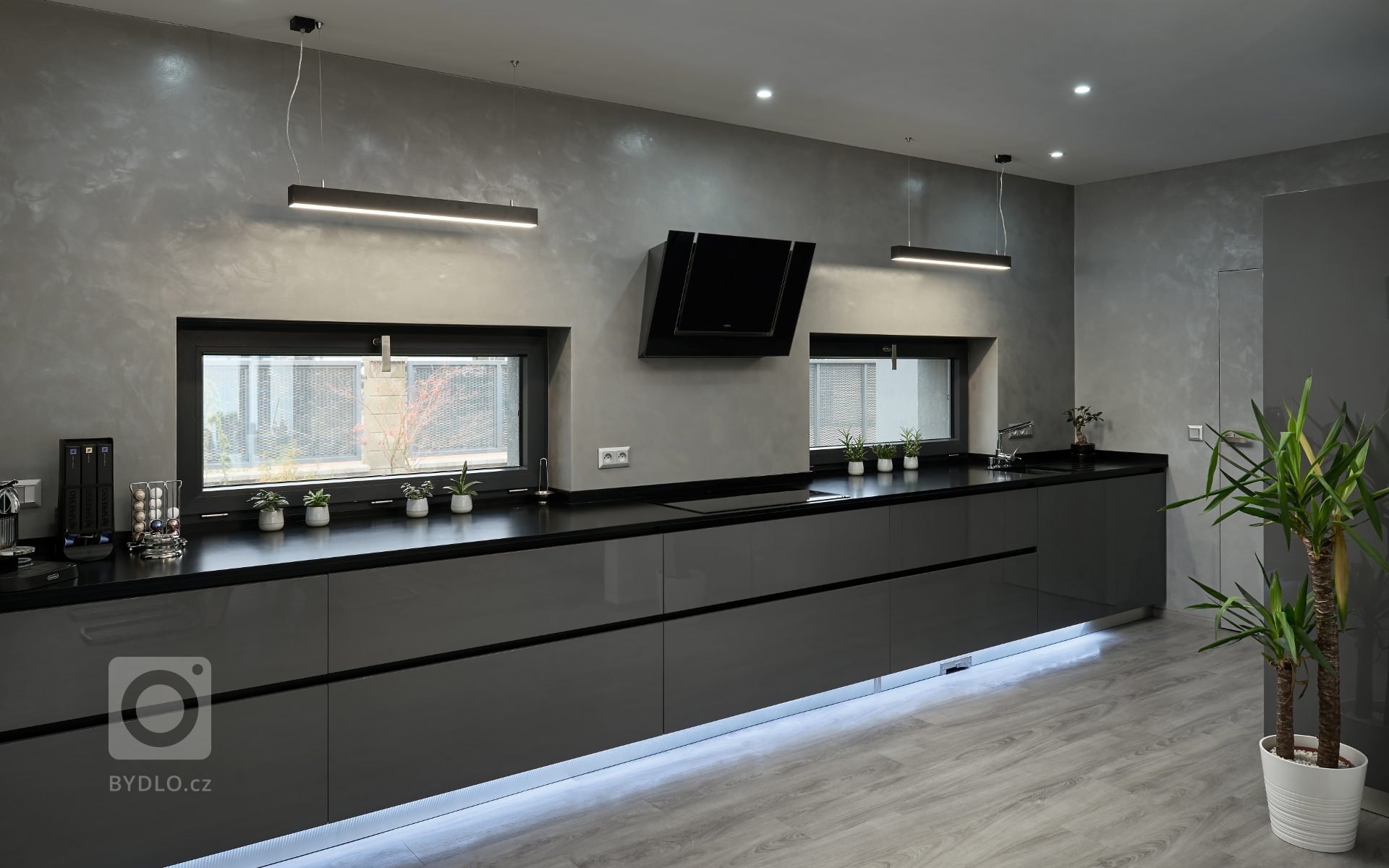 Osobitý interiér, kterému vládnou barvy šedi. Šedé odstíny zde převládají nejen na nábytku, ale i na výmalbě nebo podlahách.
