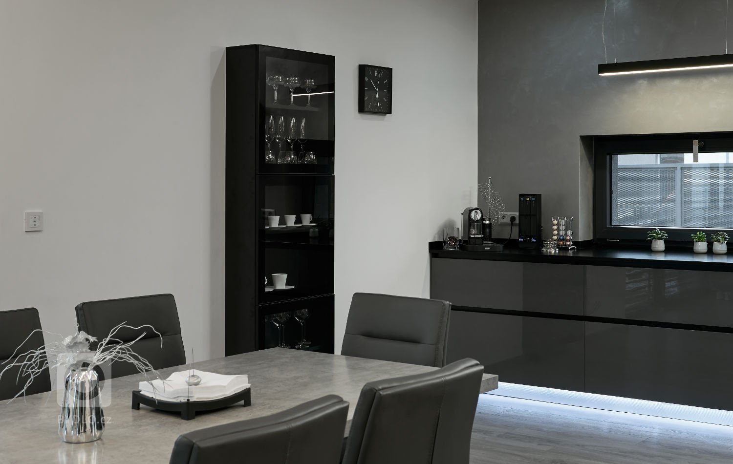 Osobitý interiér, kterému vládnou barvy šedi. Šedé odstíny zde převládají nejen na nábytku, ale i na výmalbě nebo podlahách.
