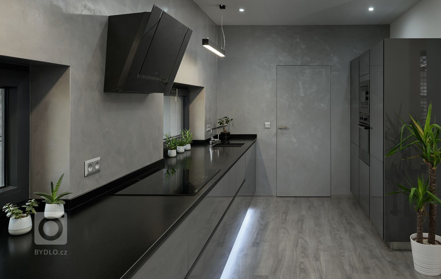 Osobitý interiér, kterému vládnou barvy šedi. Šedé odstíny zde převládají nejen na nábytku, ale i na výmalbě nebo podlahách.
