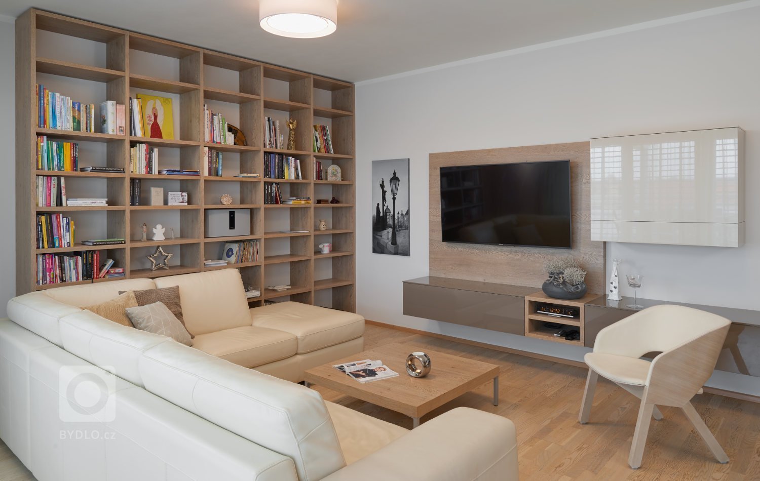 V tomto otevřeném interiéru najdete kombinaci tří&nbsp;provedení, které spolu dokonale ladí. Jedná se o oboustraný lak mocca&nbsp;a champagne ve vysokém lesku…