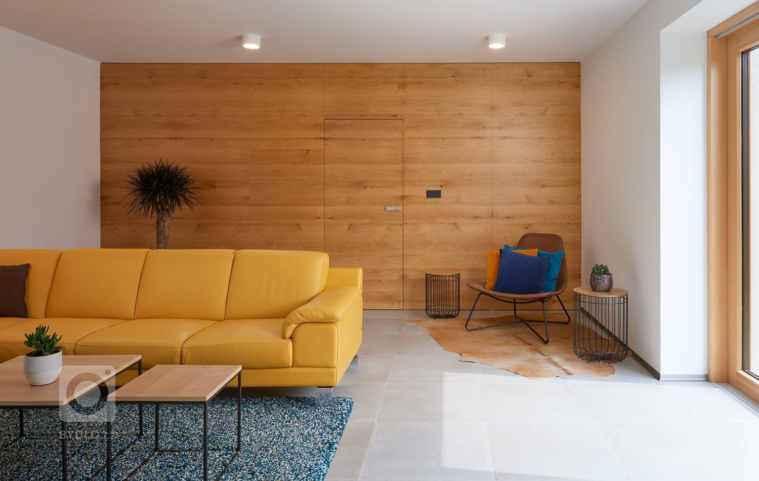 Venkovský dům s interiérem v oblíbeném řešení barev v kuchyních českých klientů. K bílým lakovaným plochám byla vybrána do kombinace dýha dub rustikal old.…