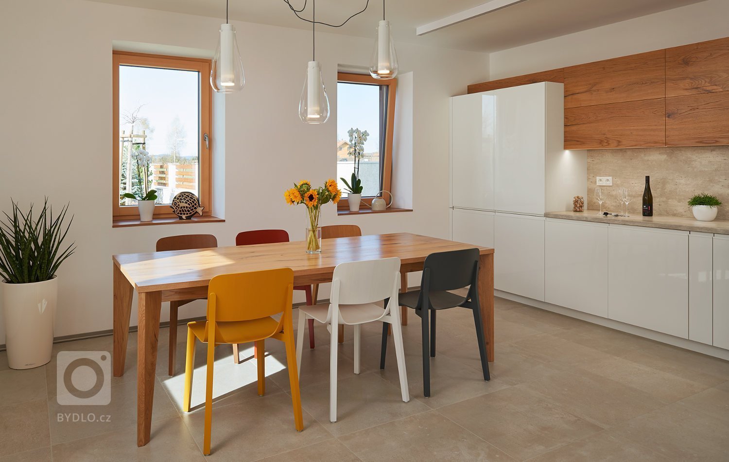 Venkovský dům s interiérem v oblíbeném řešení barev v kuchyních českých klientů. K bílým lakovaným plochám byla vybrána do kombinace dýha dub rustikal old.…