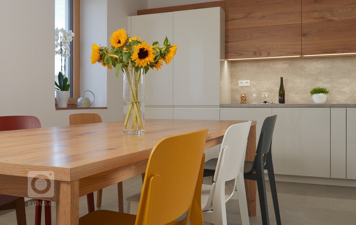 Venkovský dům s interiérem v oblíbeném řešení barev v kuchyních českých klientů. K bílým lakovaným plochám byla vybrána do kombinace dýha dub rustikal old.…