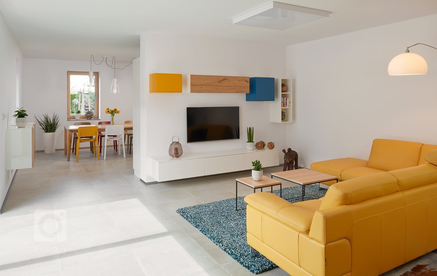 Venkovský dům s interiérem v oblíbeném řešení barev v kuchyních českých klientů. K bílým lakovaným plochám byla vybrána do kombinace dýha dub rustikal old.…