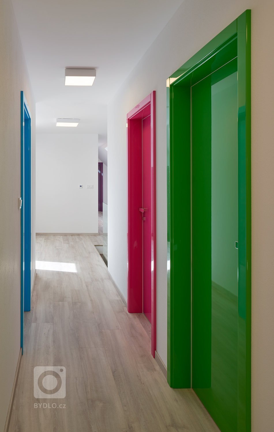 Venkovský dům s interiérem v oblíbeném řešení barev v kuchyních českých klientů. K bílým lakovaným plochám byla vybrána do kombinace dýha dub rustikal old.…