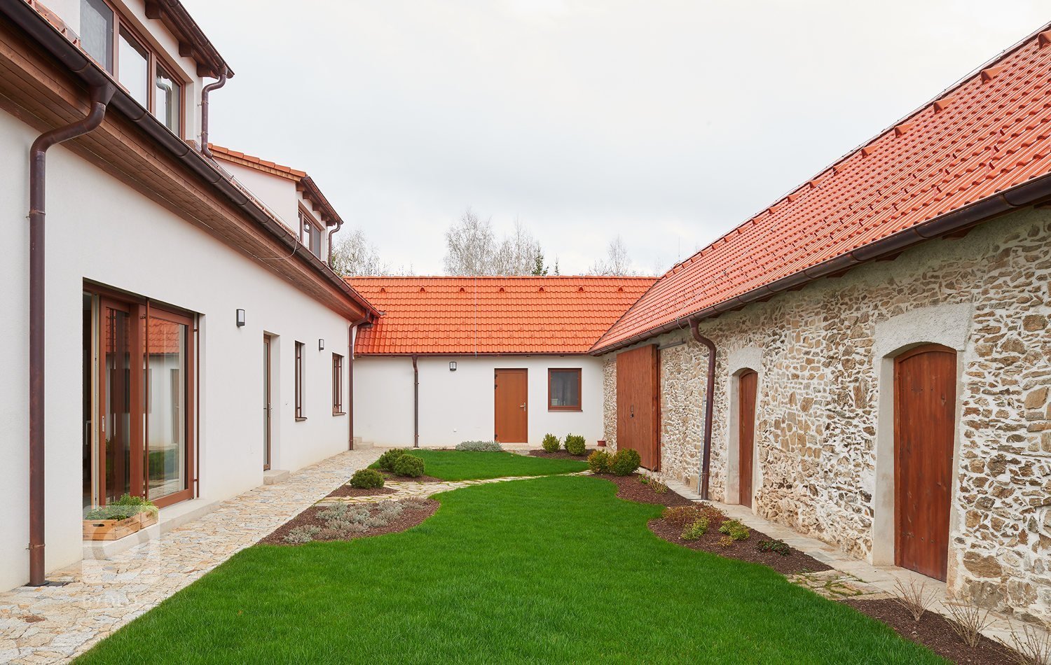 Venkovský dům s interiérem v oblíbeném řešení barev v kuchyních českých klientů. K bílým lakovaným plochám byla vybrána do kombinace dýha dub rustikal old.…