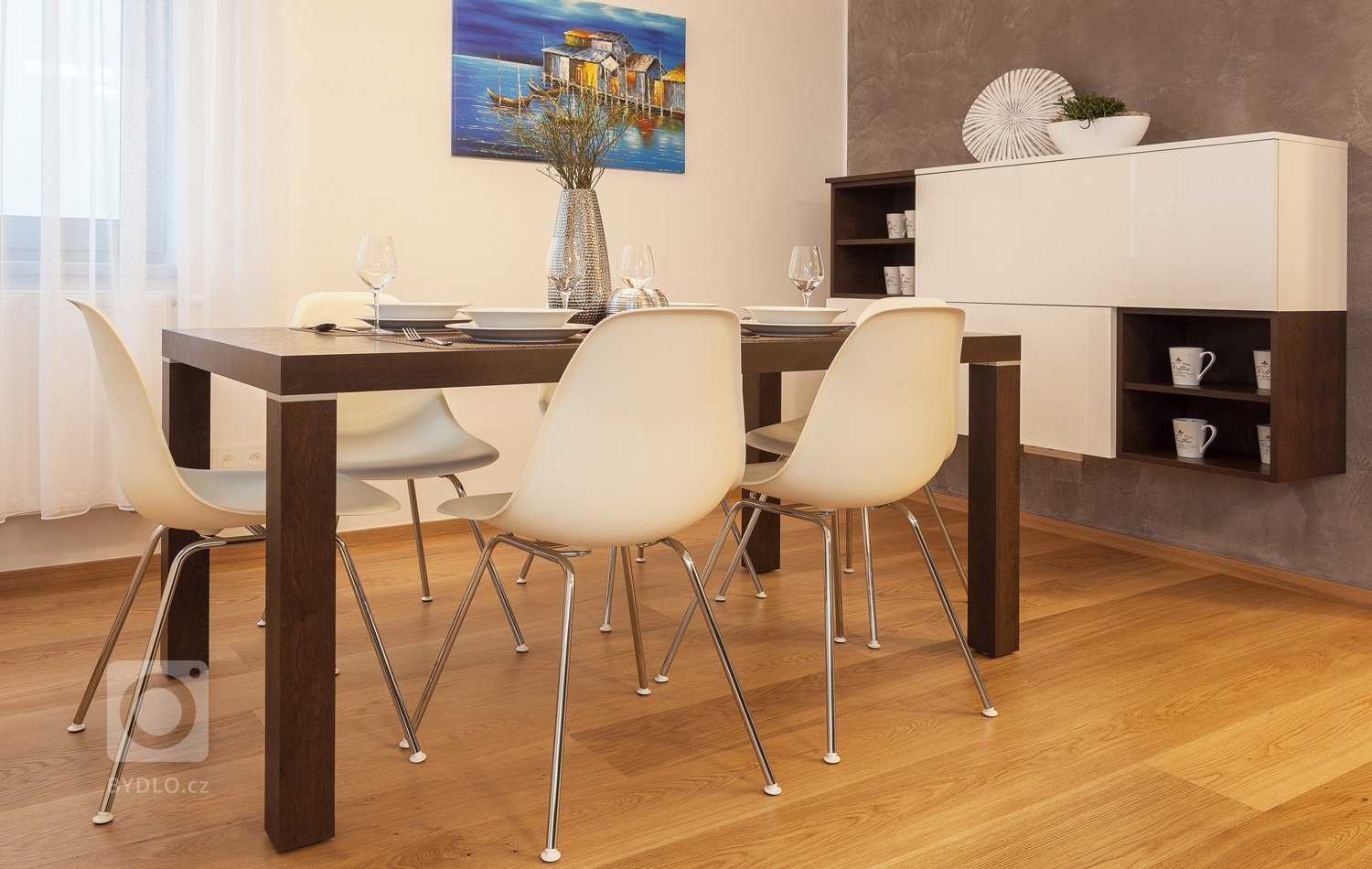 Vkusný interiér v jednotném uceleném designu. Celým interiérem se prolínají čisté rovné linie a to nejen v kuchyni a obývacím pokoji, ale i v koupelně, pokoji…