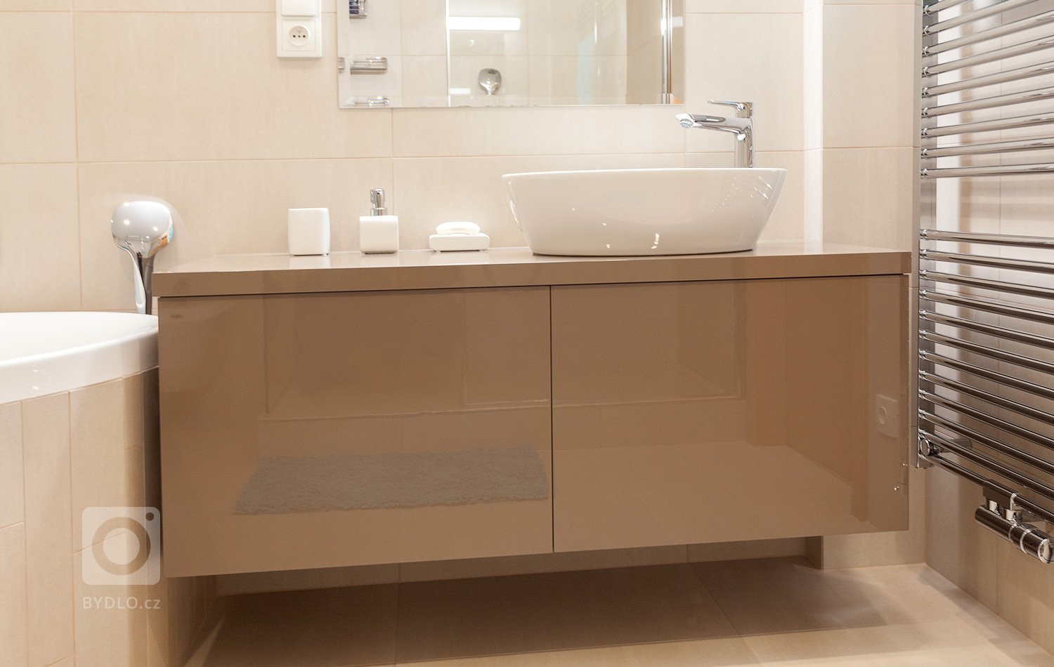 Vkusný interiér v jednotném uceleném designu. Celým interiérem se prolínají čisté rovné linie a to nejen v kuchyni a obývacím pokoji, ale i v koupelně, pokoji…