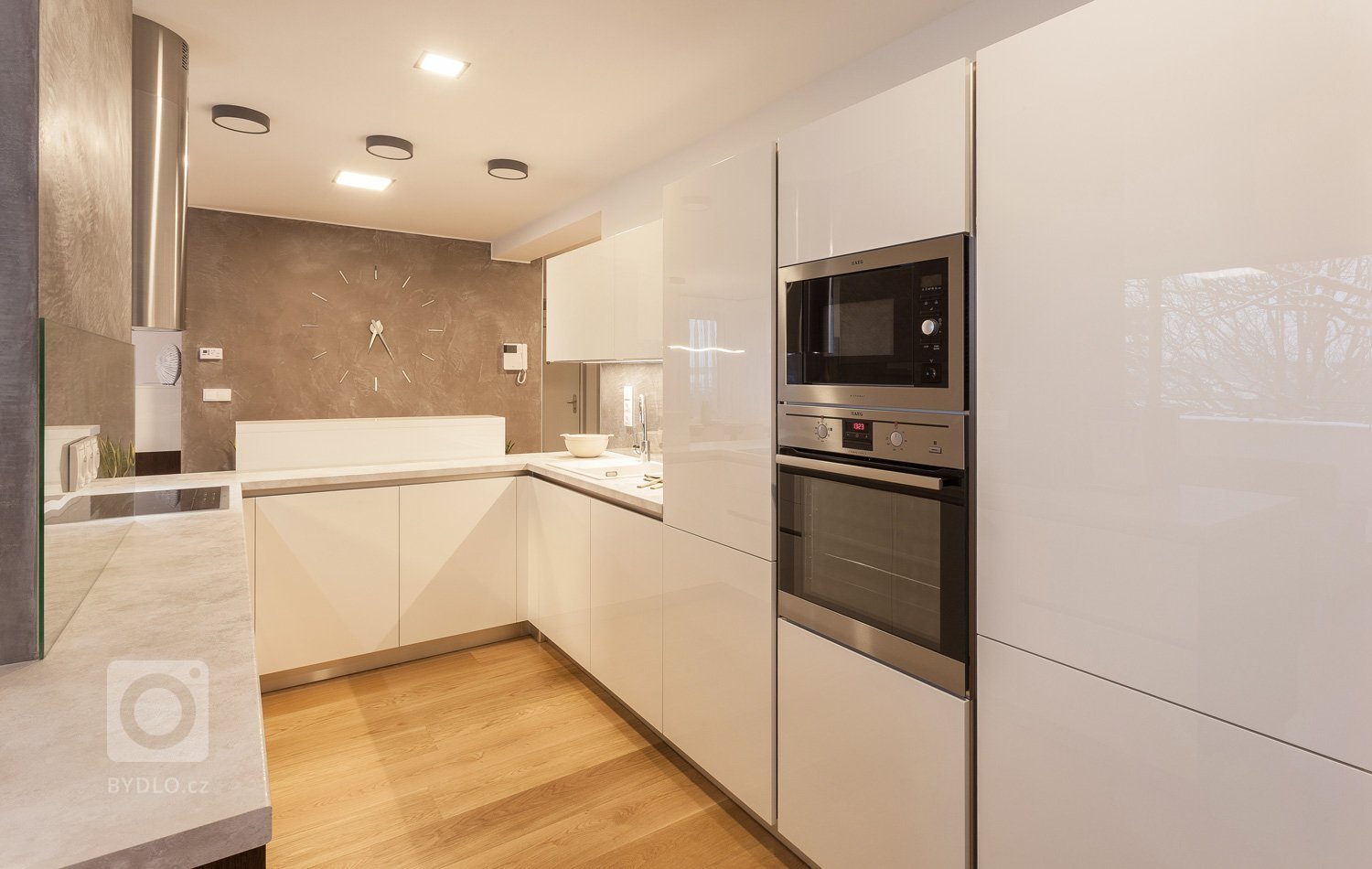 Vkusný interiér v jednotném uceleném designu. Celým interiérem se prolínají čisté rovné linie a to nejen v kuchyni a obývacím pokoji, ale i v koupelně, pokoji…