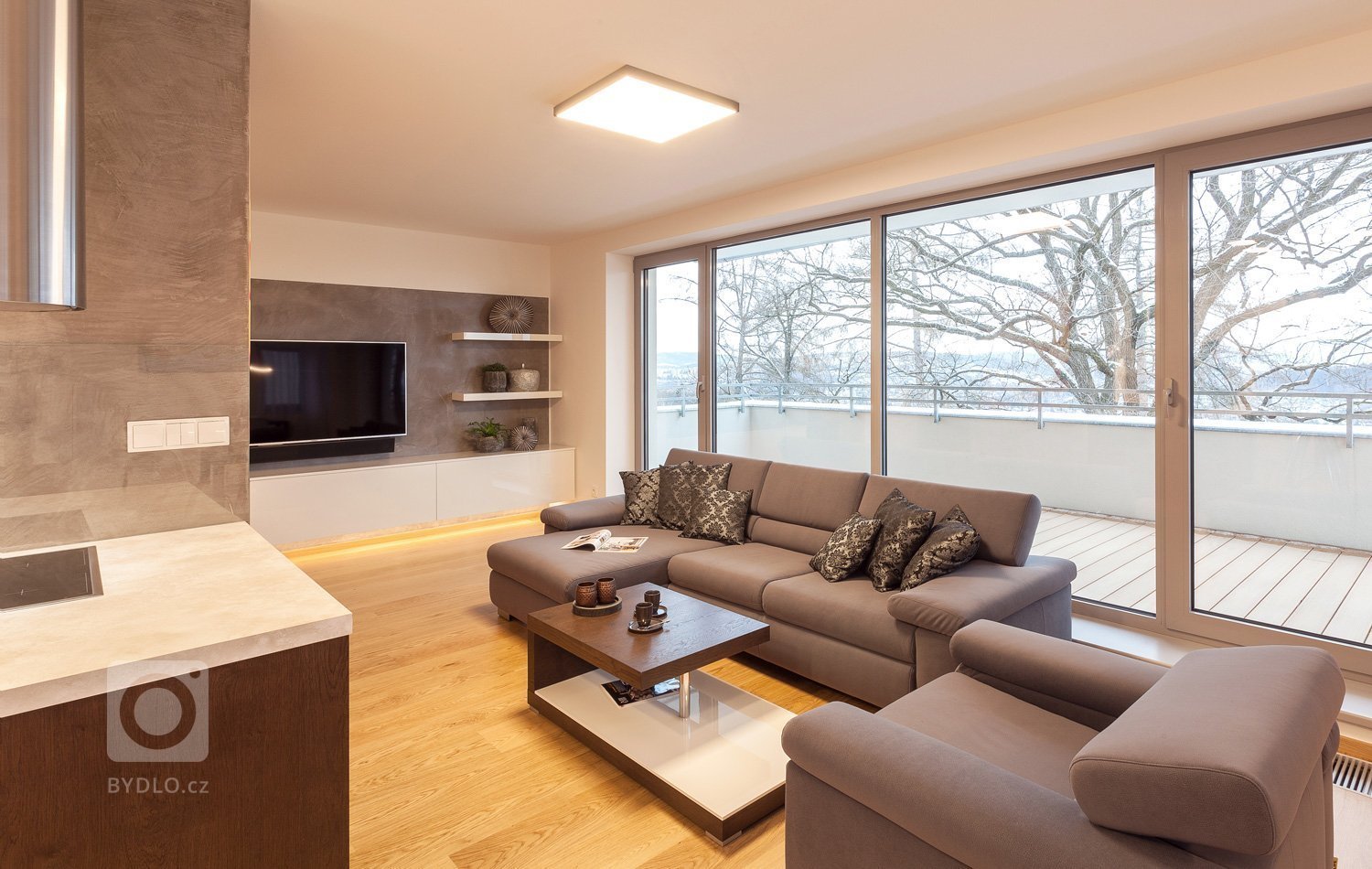 Vkusný interiér v jednotném uceleném designu. Celým interiérem se prolínají čisté rovné linie a to nejen v kuchyni a obývacím pokoji, ale i v koupelně, pokoji…