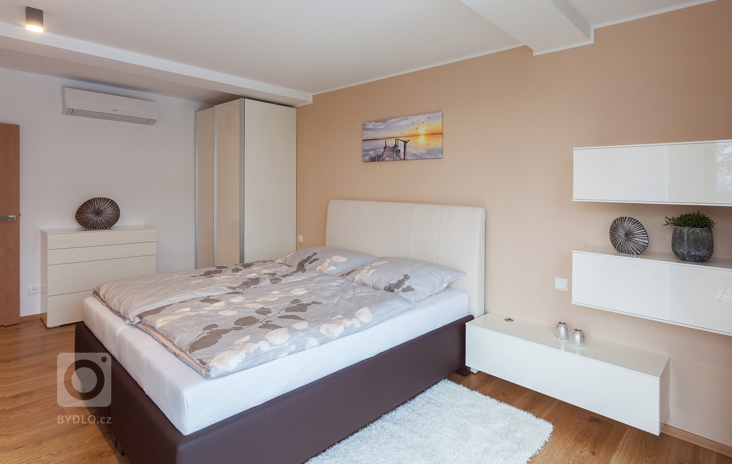 Vkusný interiér v jednotném uceleném designu. Celým interiérem se prolínají čisté rovné linie a to nejen v kuchyni a obývacím pokoji, ale i v koupelně, pokoji…