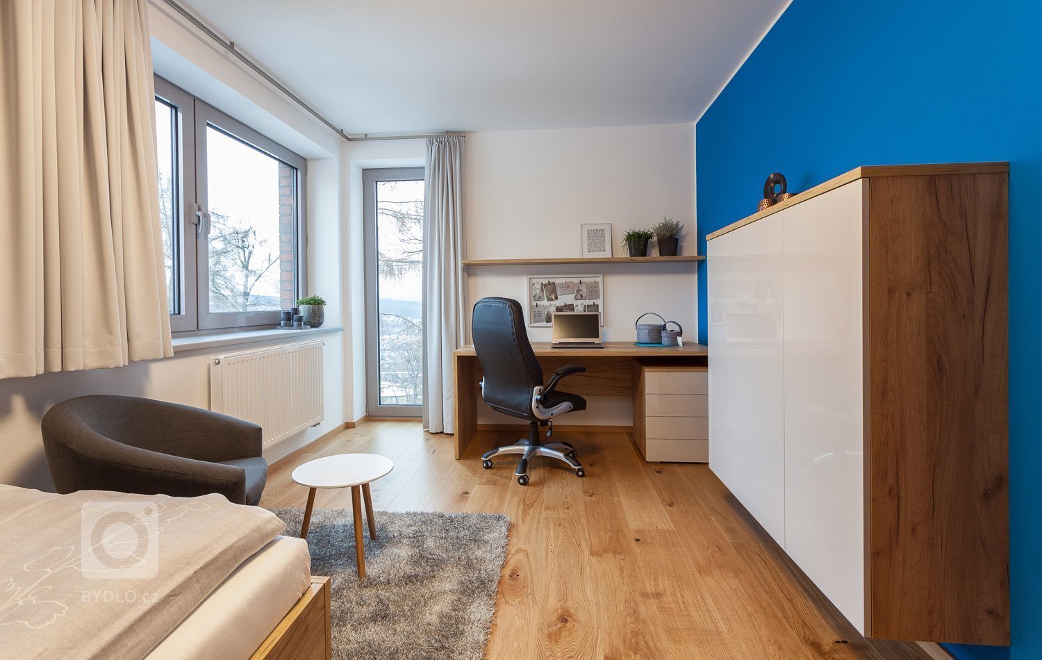 Vkusný interiér v jednotném uceleném designu. Celým interiérem se prolínají čisté rovné linie a to nejen v kuchyni a obývacím pokoji, ale i v koupelně, pokoji…