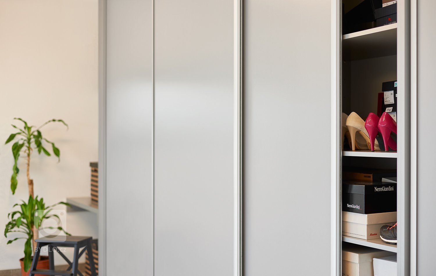 Interiér, kde se prolíná dýha dub rustikální přírodní spolu s bílým lakem ve vysokém lesku. Kuchyně získala v tomto prostorném domě místo při schodišti, které…