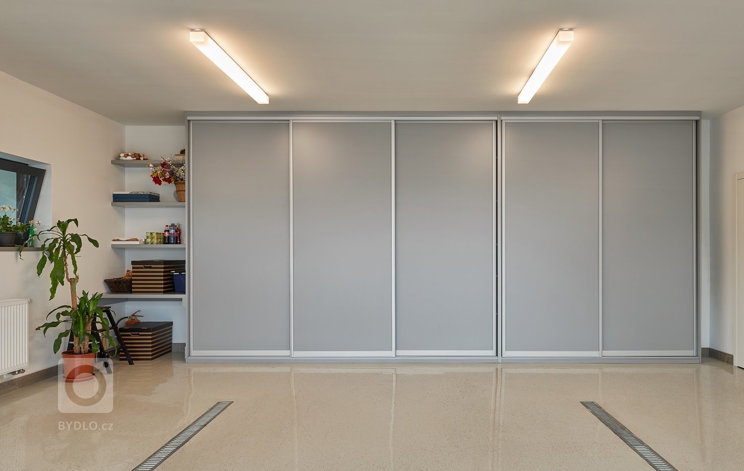 Interiér, kde se prolíná dýha dub rustikální přírodní spolu s bílým lakem ve vysokém lesku. Kuchyně získala v tomto prostorném domě místo při schodišti, které…