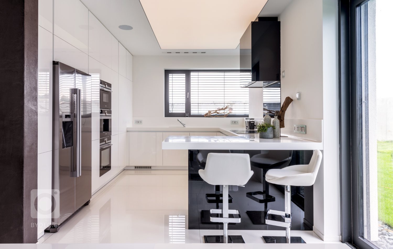 Ryze moderní interiér, který má osobité charisma.&nbsp;Pro tento interiér jsme kromě kuchyně a interiérových dveří dodali především větší nábytkové sestavy.…