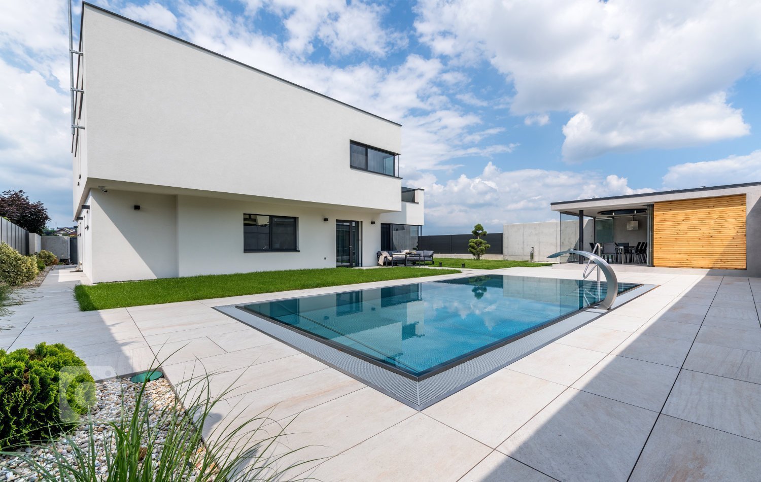 Ryze moderní interiér, který má osobité charisma.&nbsp;Pro tento interiér jsme kromě kuchyně a interiérových dveří dodali především větší nábytkové sestavy.…