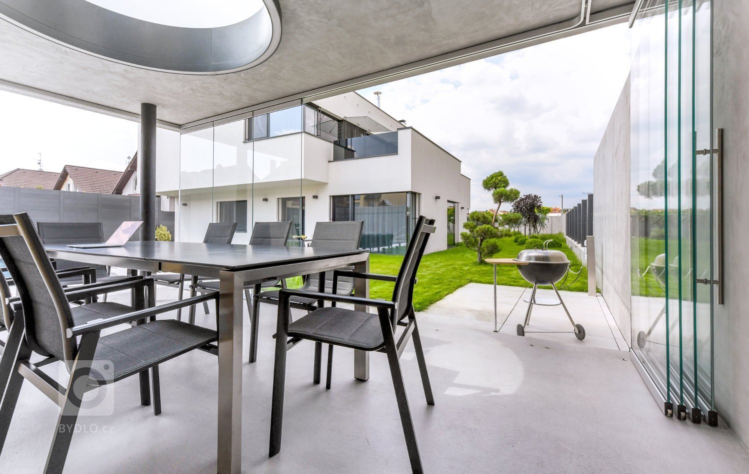 Ryze moderní interiér, který má osobité charisma.&nbsp;Pro tento interiér jsme kromě kuchyně a interiérových dveří dodali především větší nábytkové sestavy.…