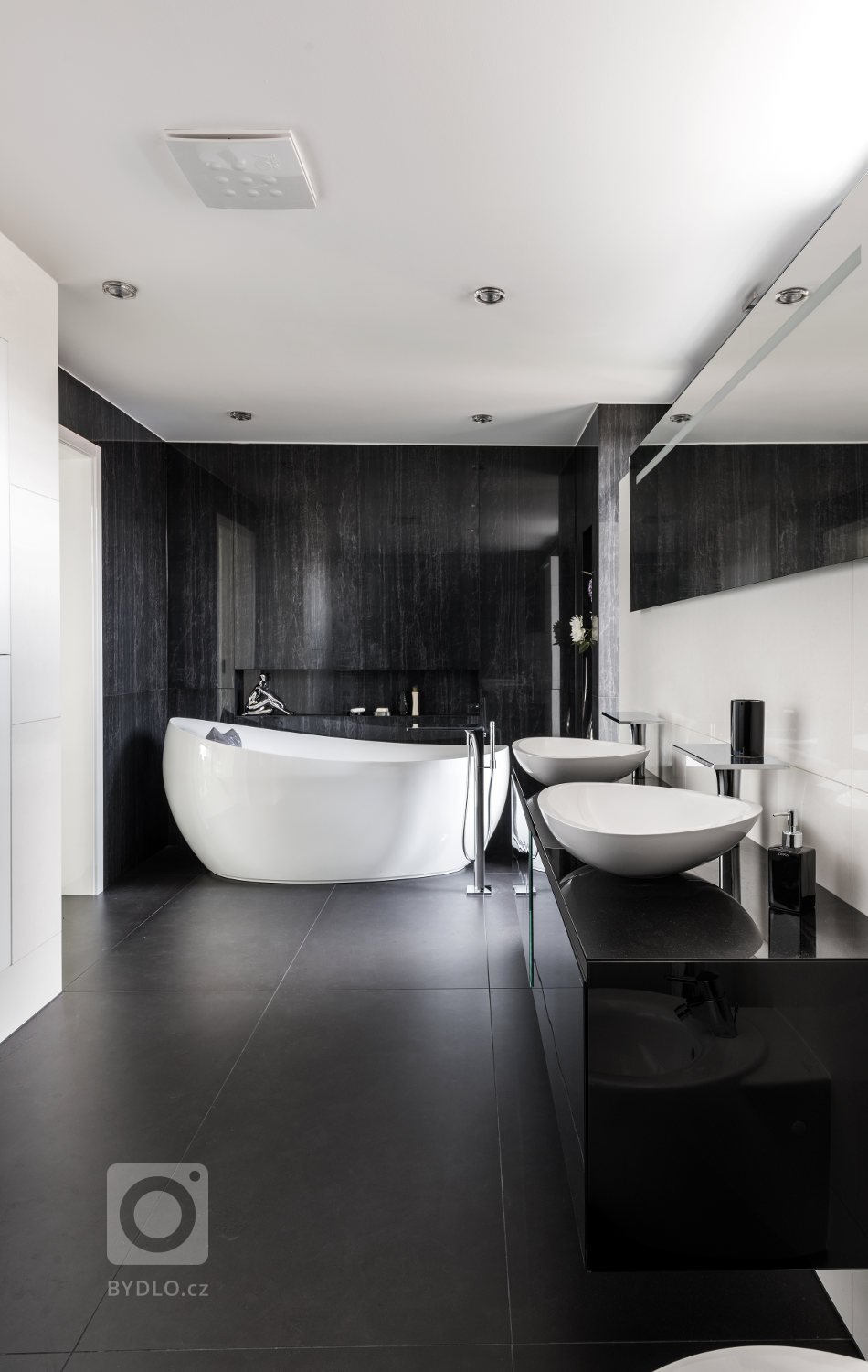 Ryze moderní interiér, který má osobité charisma.&nbsp;Pro tento interiér jsme kromě kuchyně a interiérových dveří dodali především větší nábytkové sestavy.…