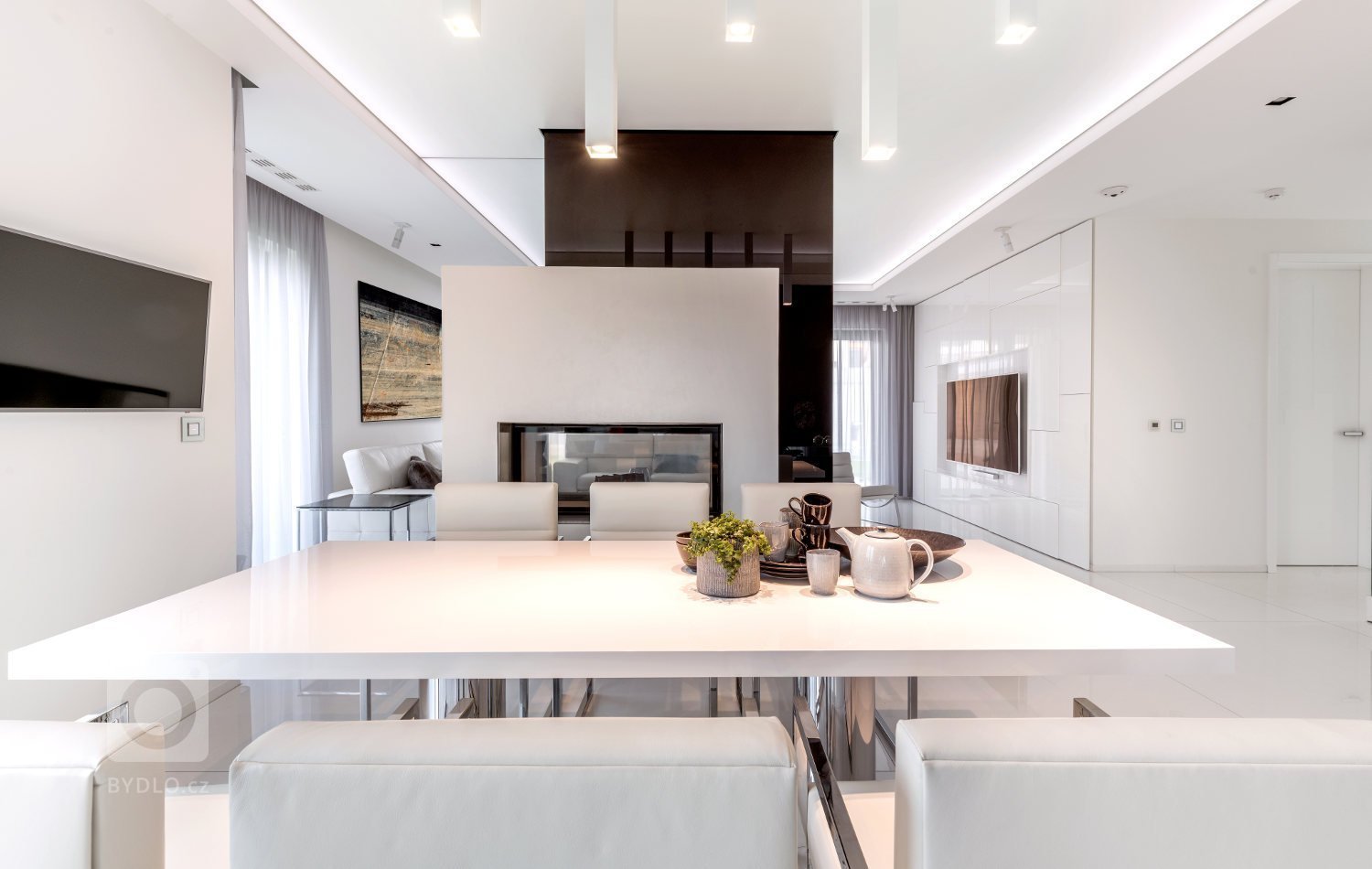 Ryze moderní interiér, který má osobité charisma.&nbsp;Pro tento interiér jsme kromě kuchyně a interiérových dveří dodali především větší nábytkové sestavy.…