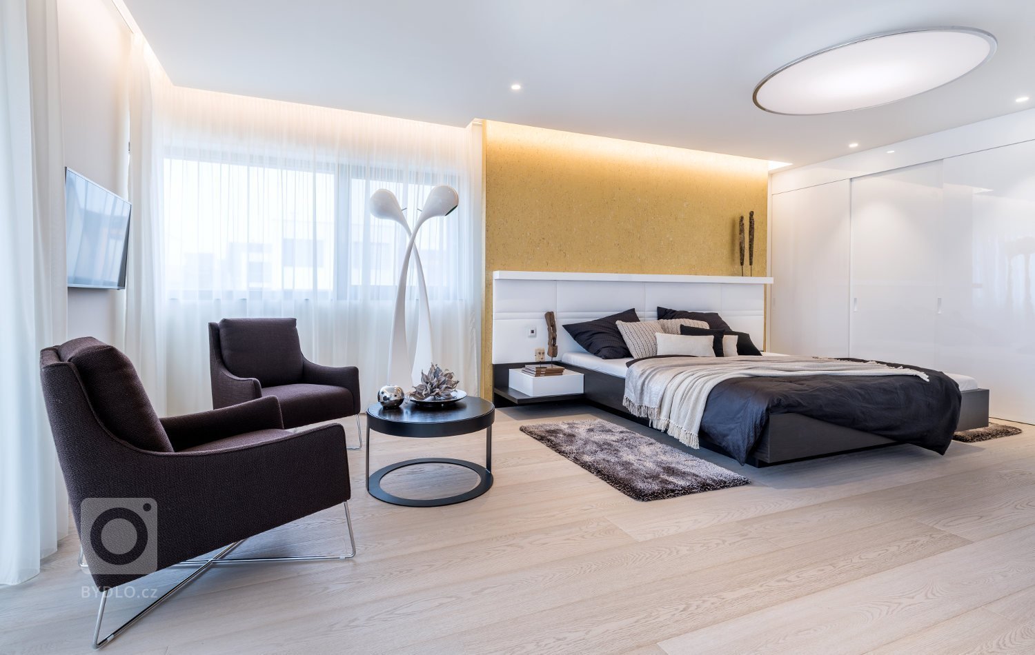 Ryze moderní interiér, který má osobité charisma.&nbsp;Pro tento interiér jsme kromě kuchyně a interiérových dveří dodali především větší nábytkové sestavy.…