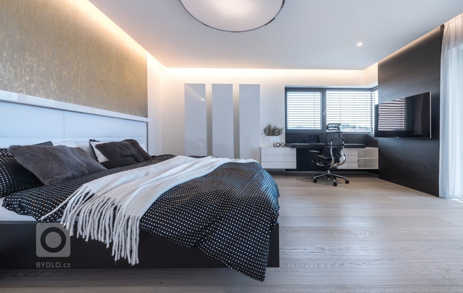 Ryze moderní interiér, který má osobité charisma.&nbsp;Pro tento interiér jsme kromě kuchyně a interiérových dveří dodali především větší nábytkové sestavy.…