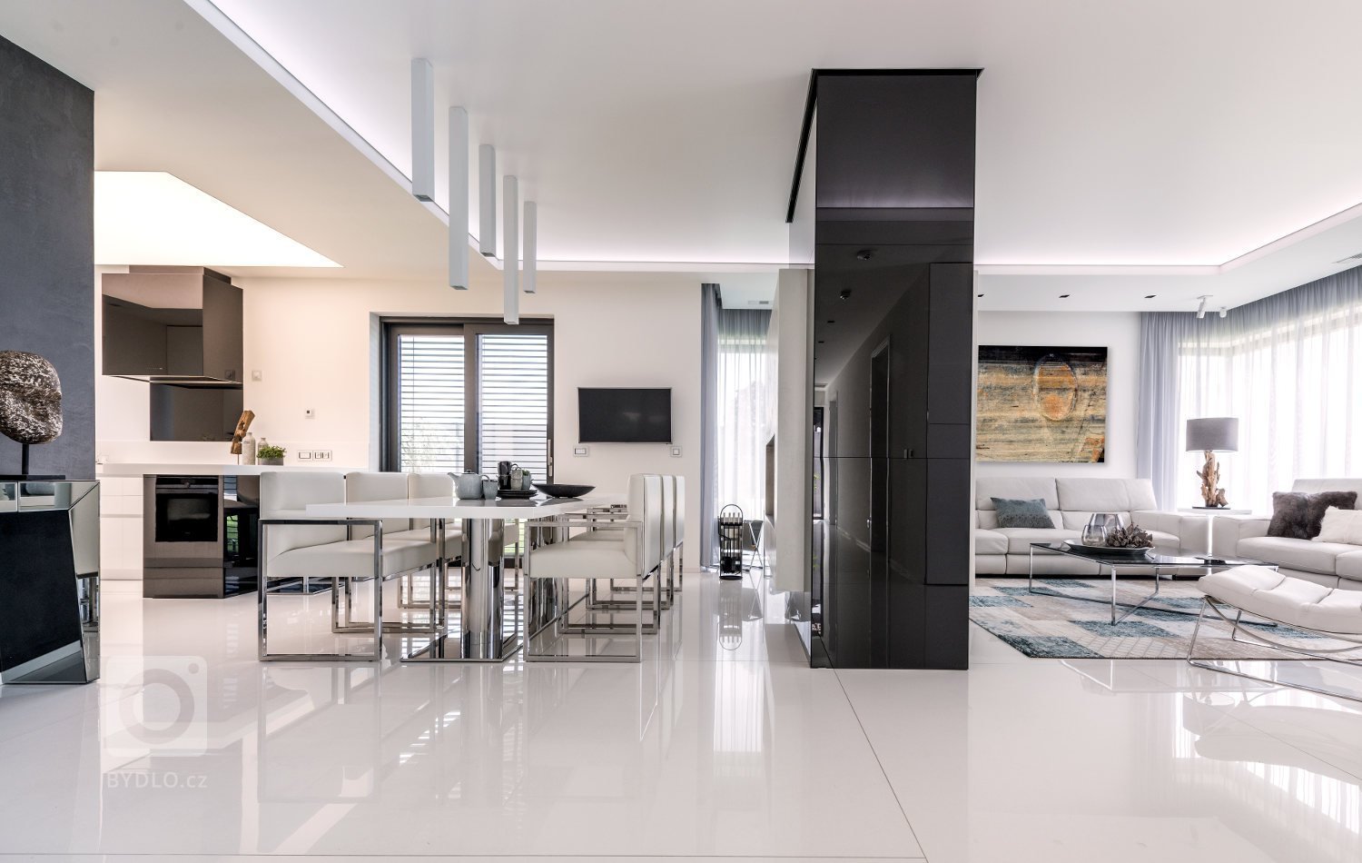 Ryze moderní interiér, který má osobité charisma.&nbsp;Pro tento interiér jsme kromě kuchyně a interiérových dveří dodali především větší nábytkové sestavy.…
