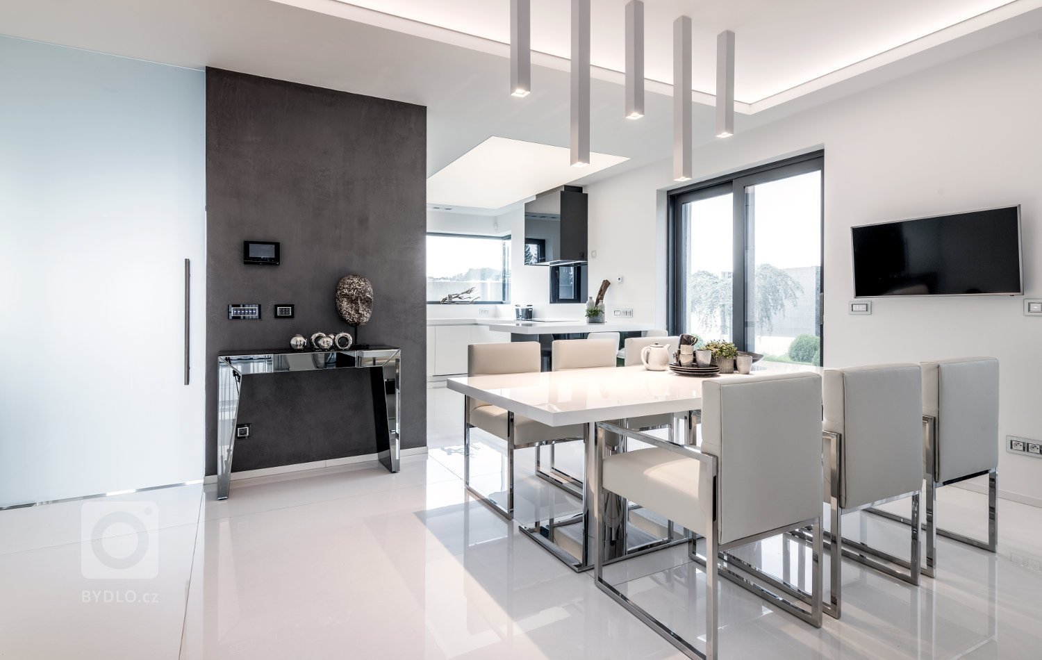 Ryze moderní interiér, který má osobité charisma.&nbsp;Pro tento interiér jsme kromě kuchyně a interiérových dveří dodali především větší nábytkové sestavy.…