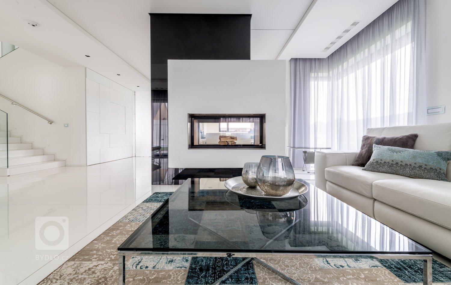 Ryze moderní interiér, který má osobité charisma.&nbsp;Pro tento interiér jsme kromě kuchyně a interiérových dveří dodali především větší nábytkové sestavy.…