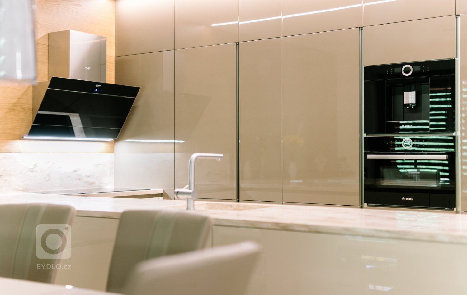 Představujeme citlivě sladěnou trojkombinaci materiálů. Tři dekory v nábytkové sestavě u našeho slovenského klienta. Pro sestavu vysokých technických skříní…