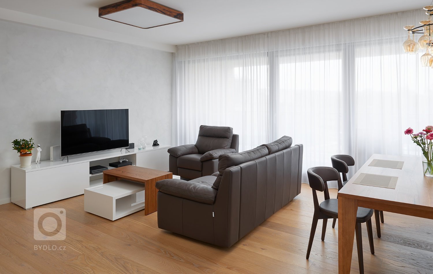 Krásné vybavení interiéru v nové pražské rezidenci. Obliba kombinace bílého laku a dřevodekoru v interiérovém nábytku je už řadu let velmi populární. Důraz se…