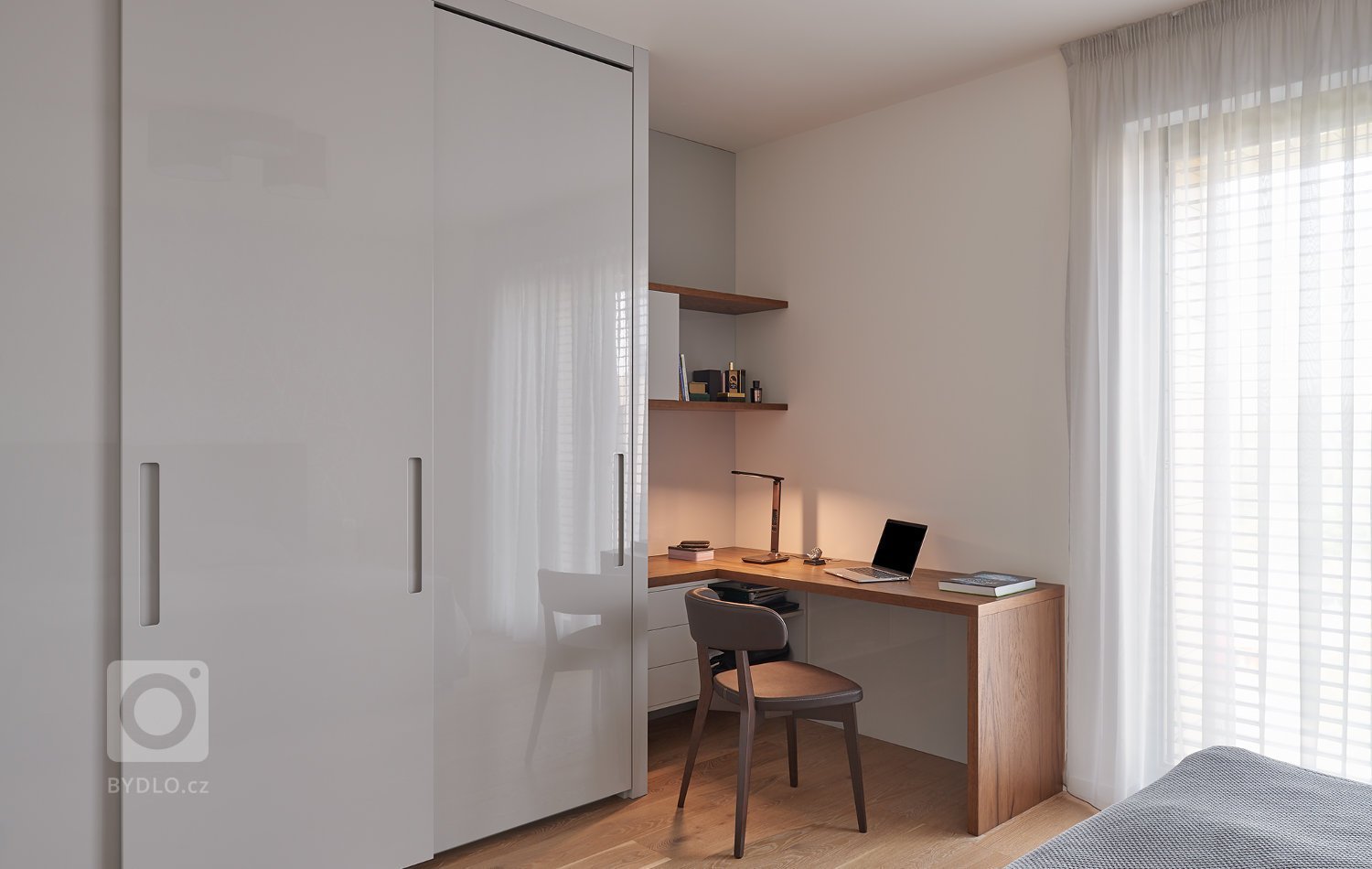 Krásné vybavení interiéru v nové pražské rezidenci. Obliba kombinace bílého laku a dřevodekoru v interiérovém nábytku je už řadu let velmi populární. Důraz se…