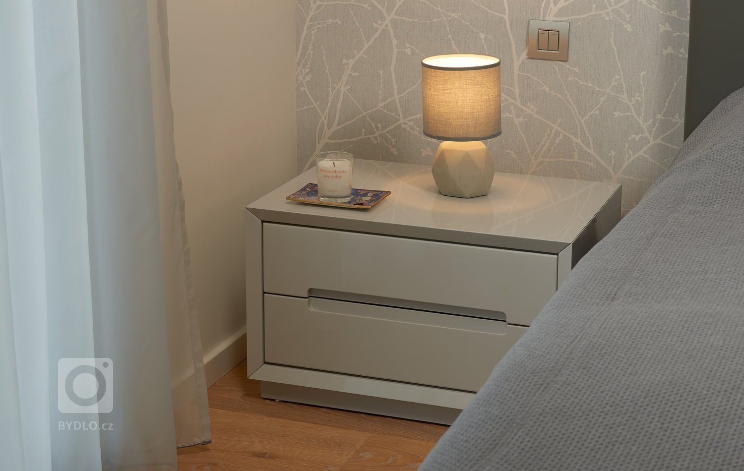 Krásné vybavení interiéru v nové pražské rezidenci. Obliba kombinace bílého laku a dřevodekoru v interiérovém nábytku je už řadu let velmi populární. Důraz se…