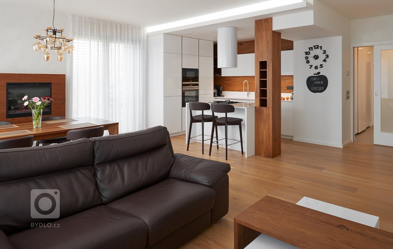 Krásné vybavení interiéru v nové pražské rezidenci. Obliba kombinace bílého laku a dřevodekoru v interiérovém nábytku je už řadu let velmi populární. Důraz se…