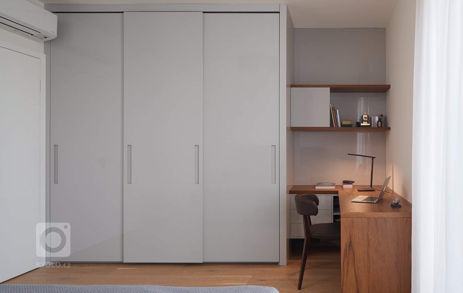 Krásné vybavení interiéru v nové pražské rezidenci. Obliba kombinace bílého laku a dřevodekoru v interiérovém nábytku je už řadu let velmi populární. Důraz se…